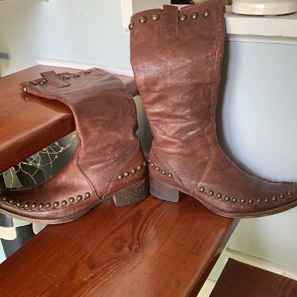 Beautiful leather boots with brass studs - Picture 3 of 9